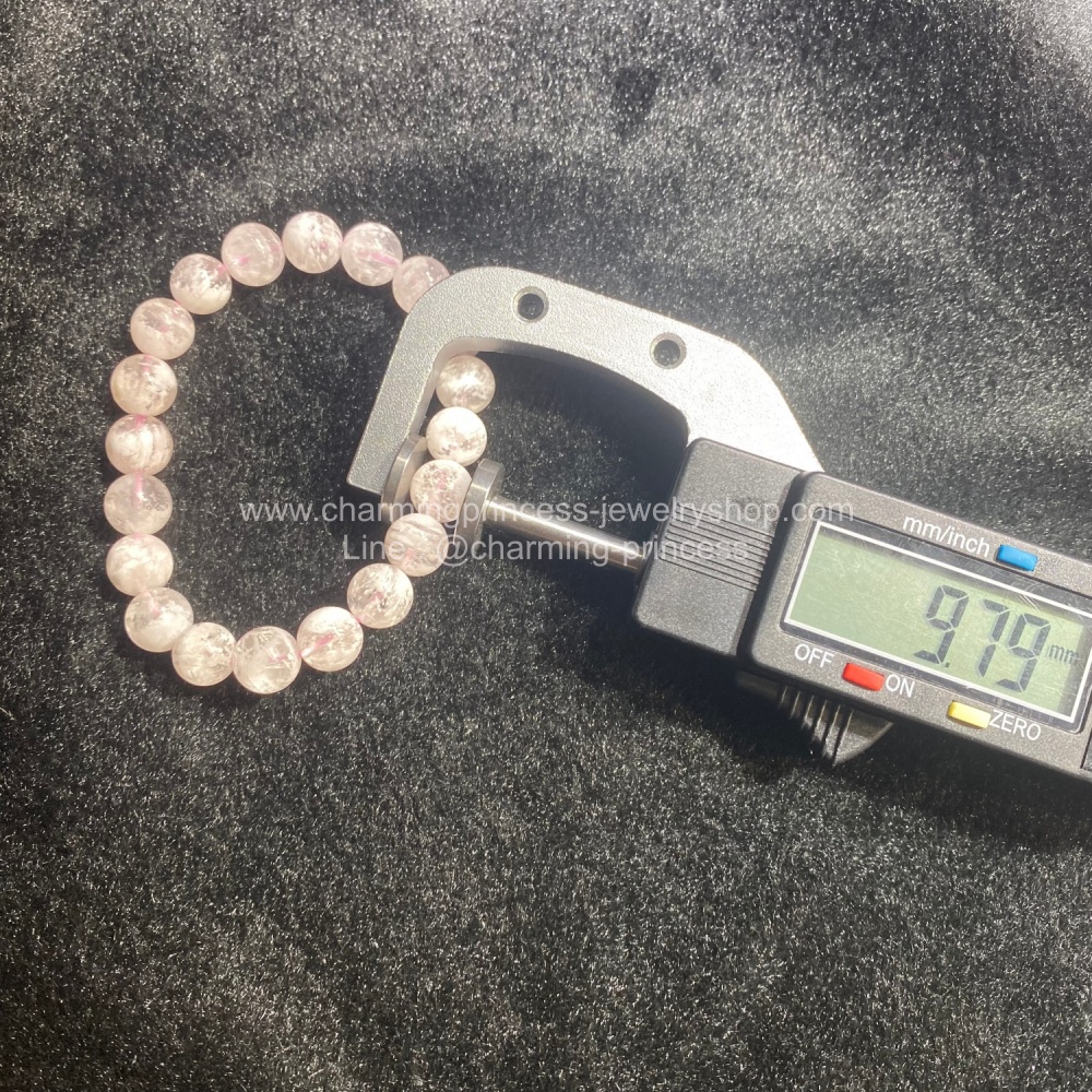 White Sericite เซริไซต์ 10 มม เป็นตัวแทนทรัพย์สินและความร่ำรวย หินมงคลที่ช่วยดึงดูด เจริญก้าวหน้า รวมถึงทรัพย์สินเงินทองมาสู่ผู้ครอบครอง ช่วยนำพาชัยชนะและความสำเร็จในด้านสุขภาพ ช่วยทำให้ผ่อนคลายหายเครียดจากเรื่องต่างๆที่แบกเอาไว้อยู่ให้เบาลงและหายไป