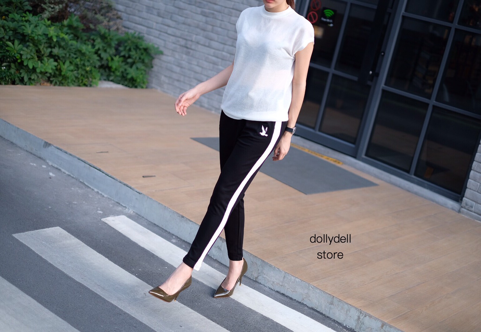 กางเกงวอม ขอบขาวหนา เนื้อผ้าวอมไม่บางแต่ไม่หนามาก ตัวนี้สวมใส่สบายค่ะ ช่วงปลายขาไม่รัดใส่ปล่อยค่ะ