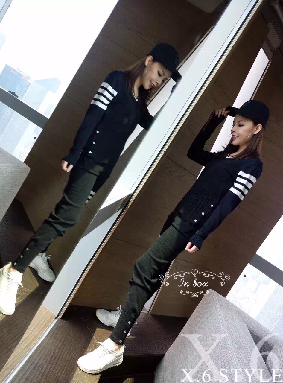 เซต ไหมพรม เสื้อ+กางเกง เนื้อผ้า: ตัดเย็บอย่างดี งานสวยเนี้ยบ เสื้อผลิตผ้าไหมพรมเนื้อนุ่มอย่างดี ทอแน่นไม่ต้องกลัวย้วย ผ้ามีน้ำหนัก เรียบหรู ดูดี เว่ออ จะใส่คู่ ใส่เดี่ยว หรือจับแมทกับอย่างอื่นก็เก๋ๆ งานสวยแม่ค้าเฟิมคร้าา