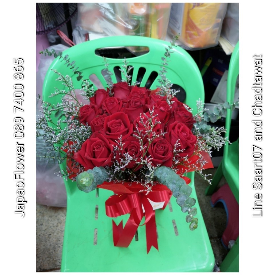 ช่อดอกกุหลาบแดงผสมใบยูคา