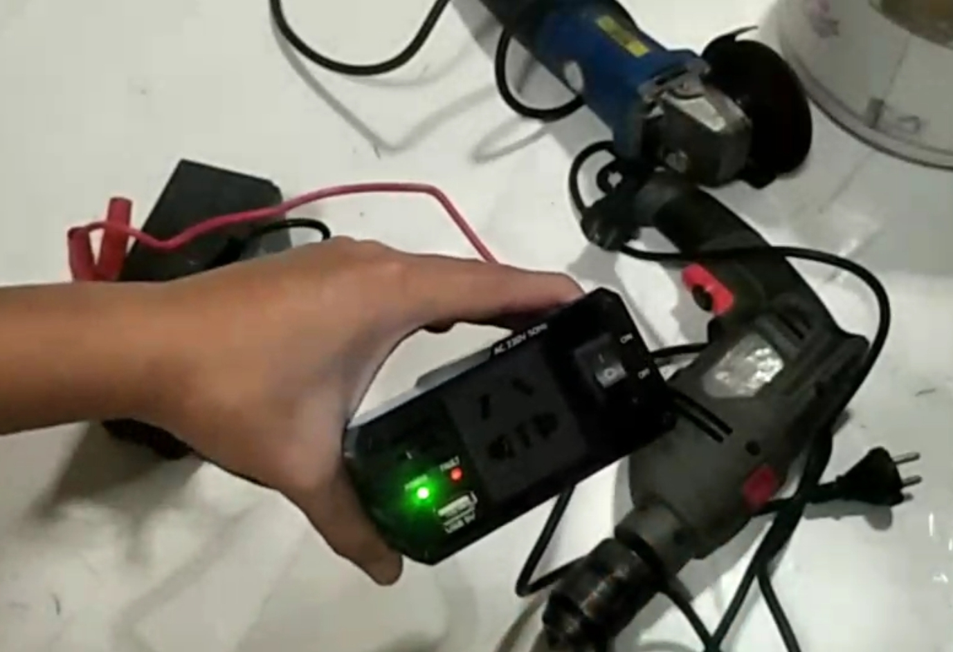 ADE06 ตัวแปลงไฟรถ 12v เป็นไฟบ้าน 1200 วัตต์ !! มีตัดไฟเกิน กันพัง สำหรับแคมปปิ้ง สถานที่ไม่มีไฟฟ้าใช้ DIY