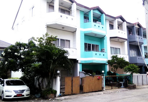 ทาวน์โฮม 3 ชั้น ม.ปริฉัตร 23 ตร.ว. ซ.โยธินพัฒนา 3 เลียบทางด่วน เอกมัย-รามอินทรา ถ.ประดิษฐ์มนูธรรม นวมินทร์ 111 บึ่งกุ่ม กรุงเทพฯ