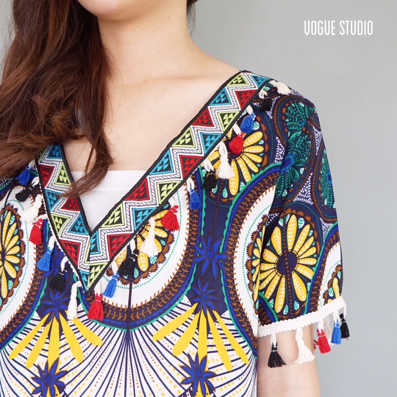 SALE 30%เดรสคอวี ปริ้นลายเก๋ๆ ภาพสีคมชัด สไตล์ bohemian ทั้งตัว เพิ่มลูกเล่นแต่งพู่ที่อกและชายแขน ทรงน่ารักมากคะ เนื้อผ้าดี ใส่สบายสุดๆ