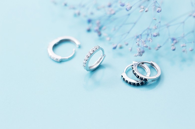 “เช็คสินค้าทัก line ก่อนโอนนะคะ”ต่างหูสำหรับผิวแพ้ง่าย เงินแท้ 92.5% Crystal Hoop_ES159