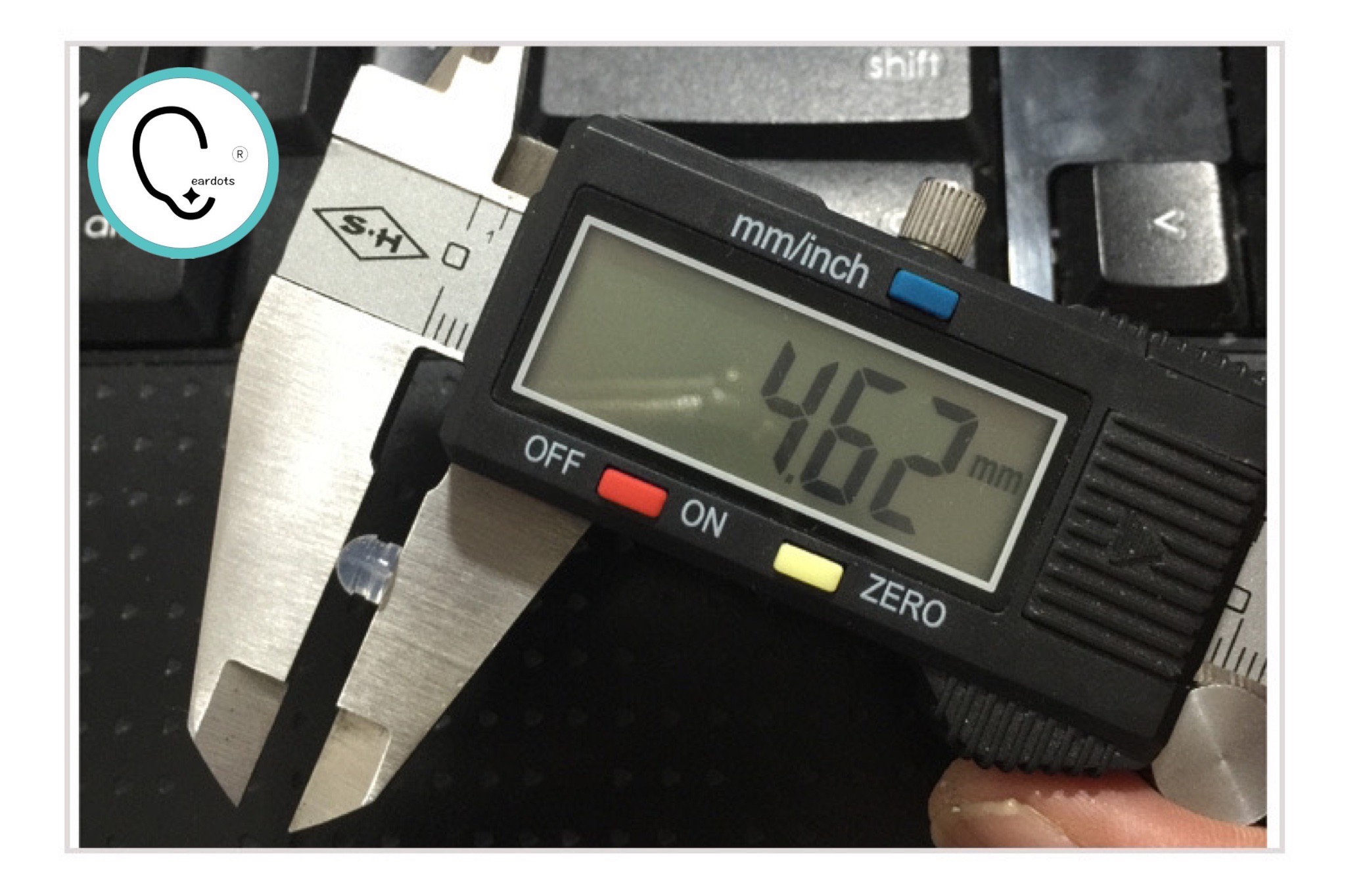 แป้นต่างหูซิลิโคนเเบบกลม แน่น เหมาะสำหรับผิวเเพ้ง่าย สีใส 10 คู่/แพค (EB015)