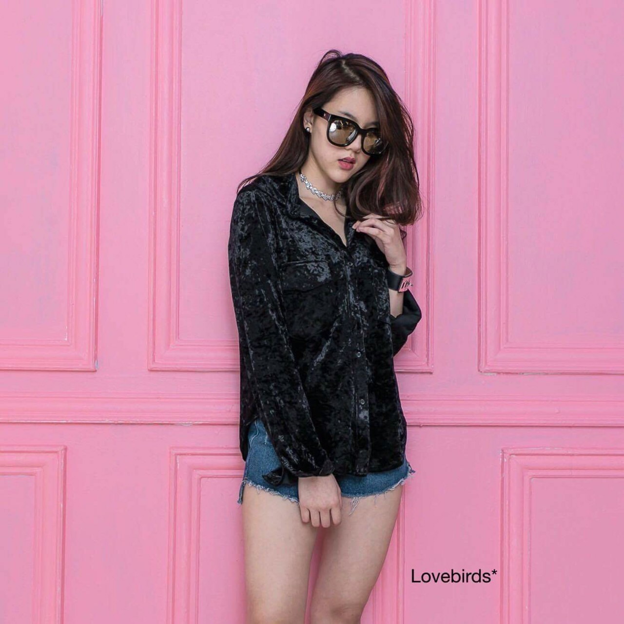 เสื้อเชิ้ตผ้ากำมะหยี่แบบมีลายบนเนื้อผ้า ผ้าสวยมากๆนิ่มมากๆ ข้างในมีผ้าซับอีกที แต่งกระเป๋าคู่ ทรงสวยมากๆ น่ารักสุดๆค่า