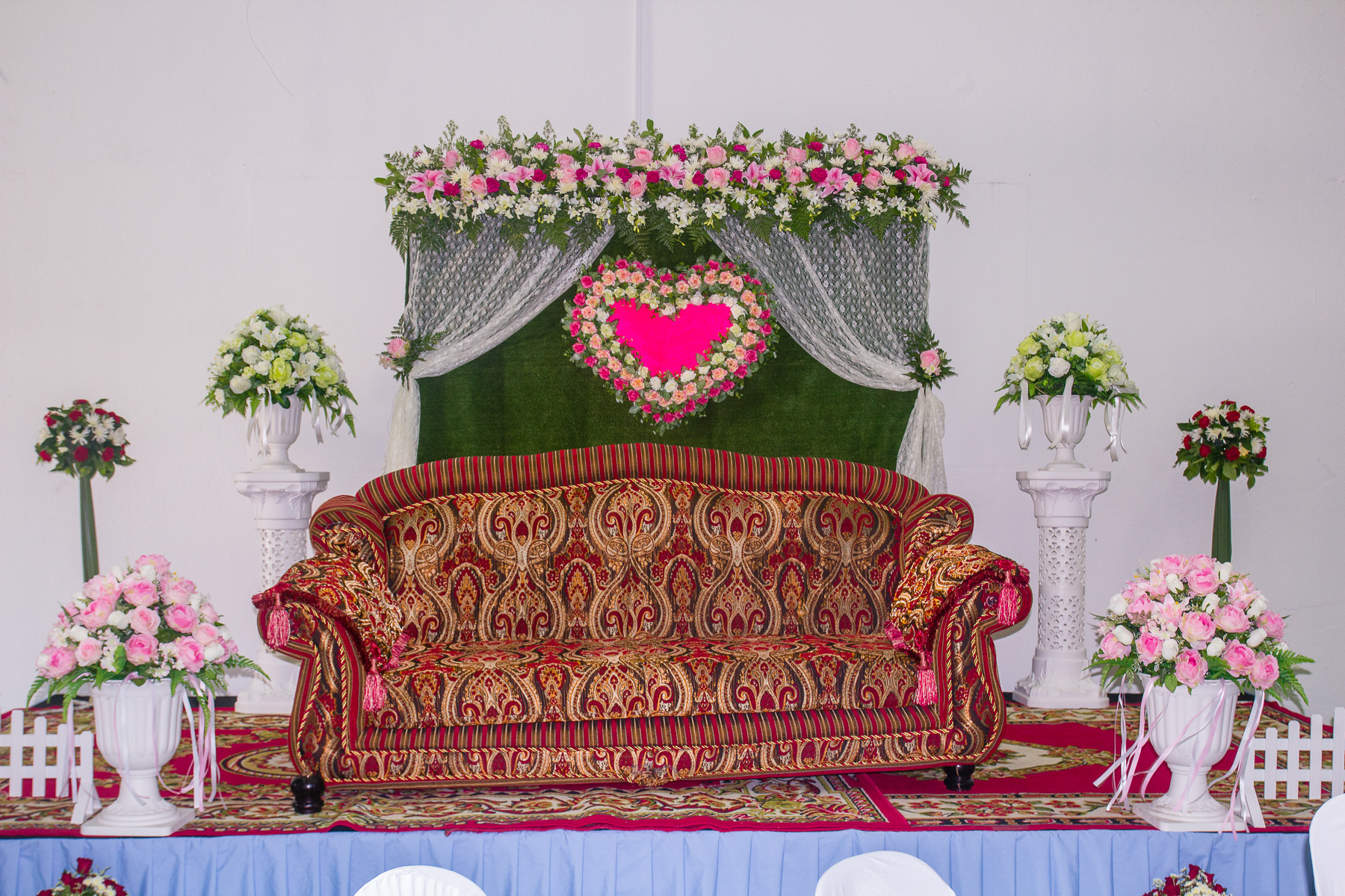 ซุ้มถ่ายรูป ตกแต่งเวที ธีมงานชมพู สดใส