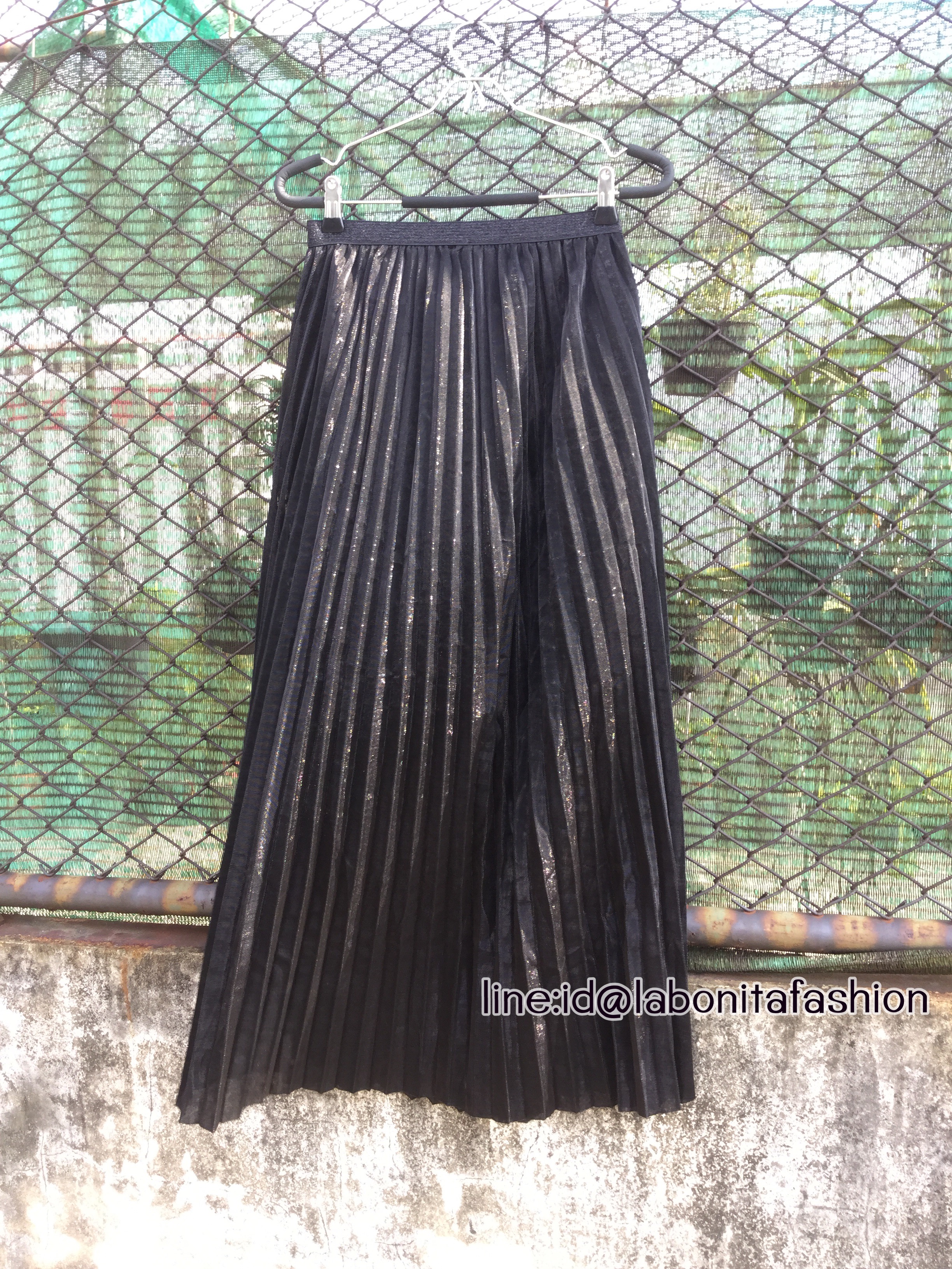 พร้อมส่ง กระโปรงพลีทยาว เนื้อผ้าวิ้งๆวาวๆงานสวยมากค่ะ ผ้าเนื้อดีมีน้ำหนัก ซับในอย่างดี