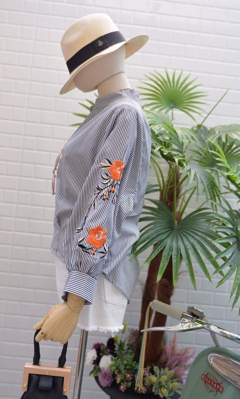 New เสื้อผ้าคอตตอนเชิ๊ต ปักดอกส้ม ทรงคอวี ด้านหลังติดกระดุมเรียงงานสวย เท่ห์ มากค่ะ