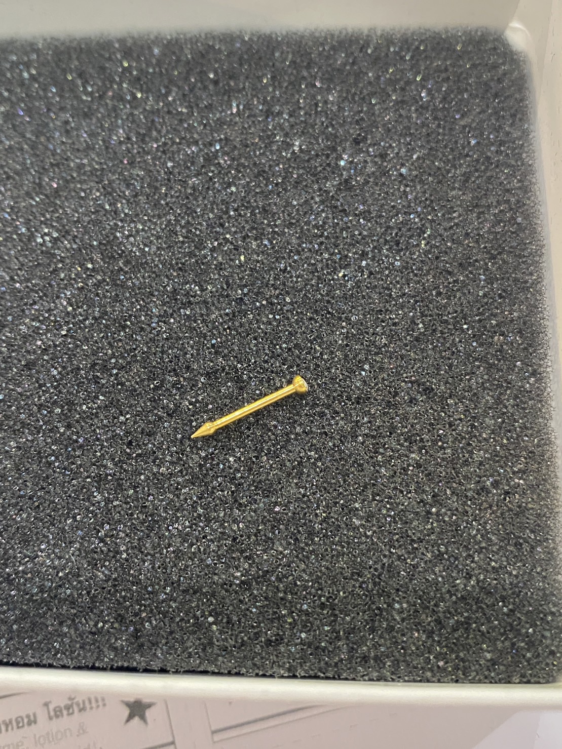 จิวจมูกสำหรับผิวแพ้ง่าย จิวก้านตรง สแตนเลสเกรดมีดตัดแพทย์ คริสตัลสีขาว 2MM ก้านสีทอง_N02