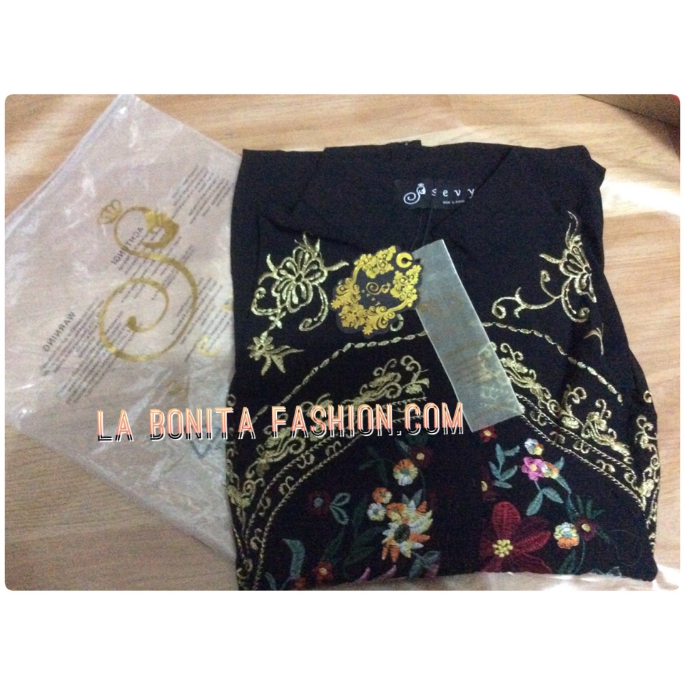 เชิ้ตตัวยาวเนื้อผ้าชีฟองอย่างดี ด้วยดีเทลงานปักแนววินเทจช่วงกลางเสื้อ