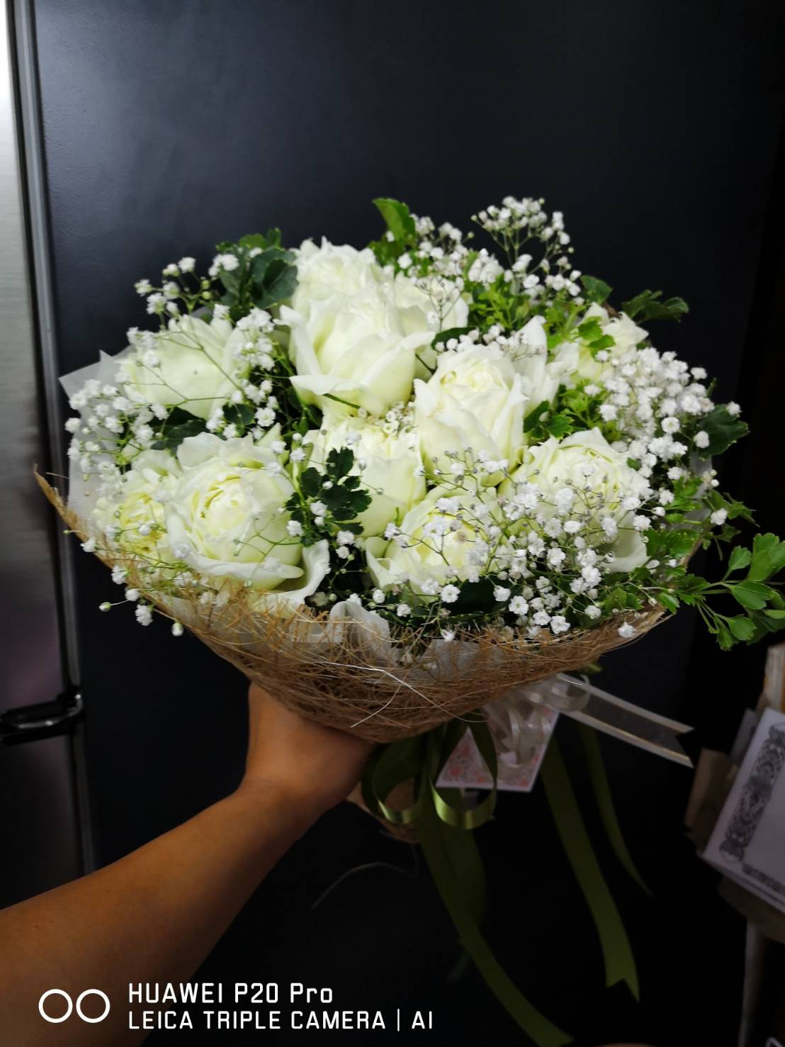 ช่อดอกกุหลาบสีขาว ทรงกลม ห่อด้วยตะข่าย