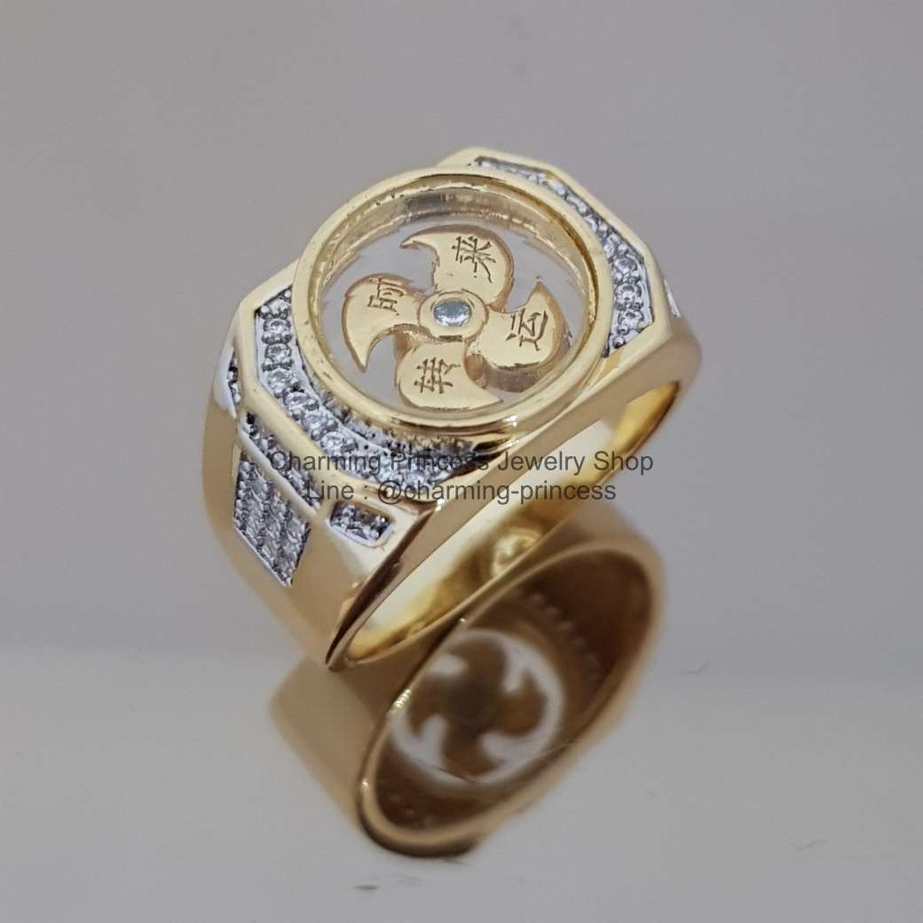 "กังหันนำโชค" หรือ กังหันแชกงหมิว แหวนผู้ชาย ดีไซส์ดอกไม้ประดับพลอยสวิส วัตถุมงคลสำหรับเสริมดวงของทุกปีนักษัตร เสริมโชค เรียกทรัพย์ ร่ำรวย เงิน ทอง ปัดเป่าสิ่งชั่วร้าย เก็บเงินทองไม่รั่วไหล