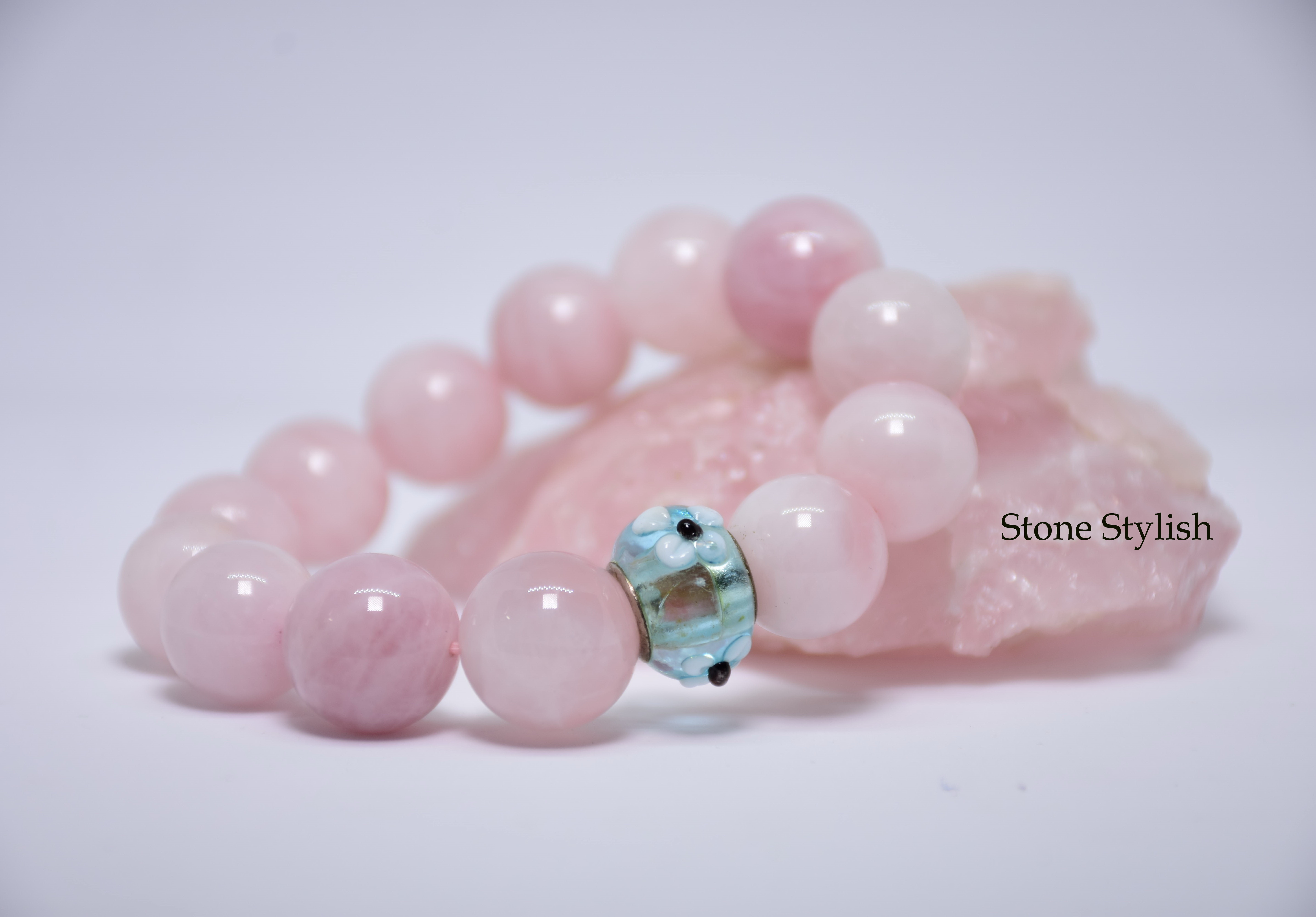 สร้อยข้อมือ โรสควอทซ์ มาดากัสการ์ (Rose Quartz) ขนาด 10 มิล แต่งหัวดอกไม้สีฟ้า