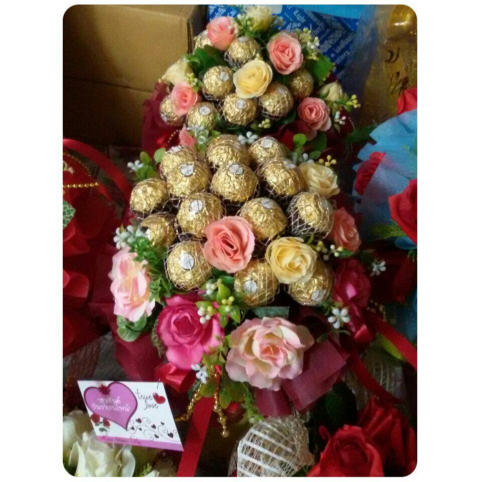 ช่อเฟอเรโร่ (Ferrero Rocher) 15 ลูก ดอกกุหลาบสีชมพูหวาน กระดาษสีแดง ต้อนรับเทศกาลวันวาเลนไทน์