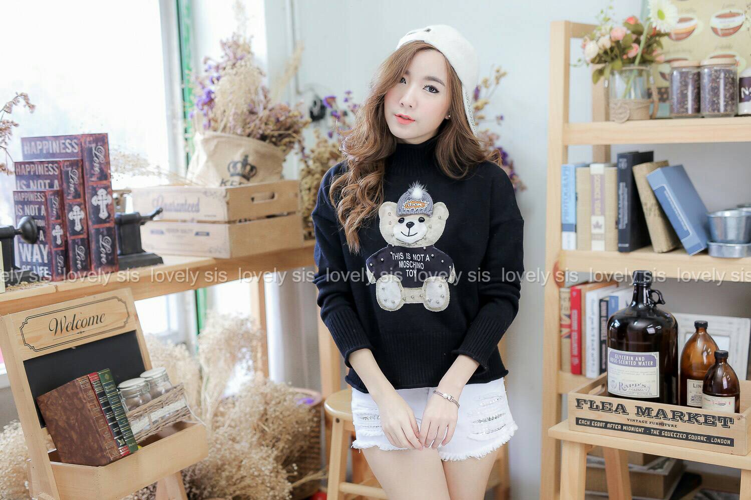 เสื้อไหมพรมแขนยาวคอเต่า งานปักน้องหมี แต่งหมุด แบรนด์ Moschino น่ารักมากๆค่า ตัวหมีดีเทลละเอียด ติดหมวกมีปอมน่ารัก เนื้อผ้าก็นุ่ม ใส่อุ่น งานเกรดดีค่า แนะนำๆเลยตัวนี้