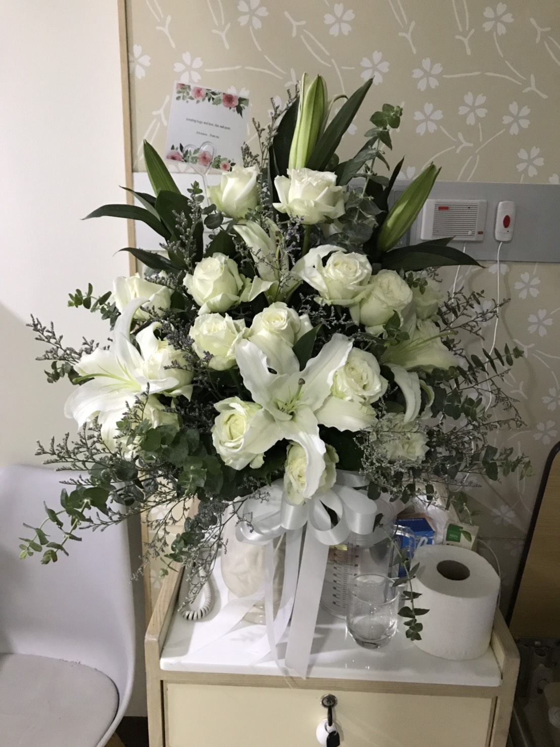แจกันดอกกุหลาบขาว ลิลลี่ขาว สำหรับเยี่ยมคนไข้