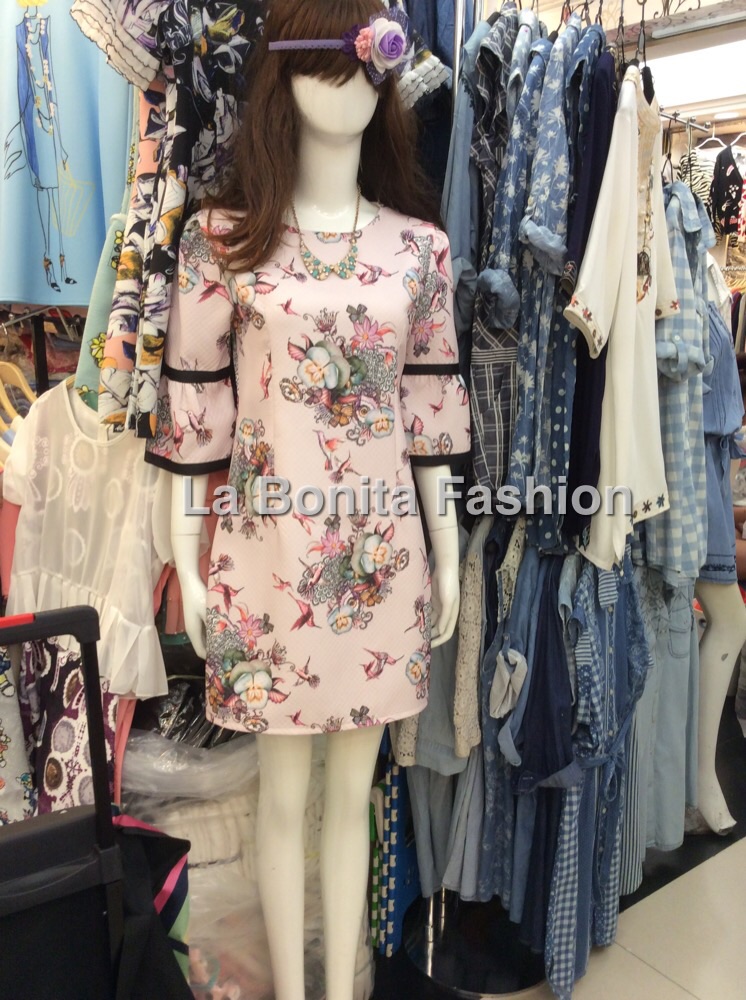 เดรสตัวนี้ลายสวยเนื้อผ้าเริ่ดสุดๆจร้า กับทรงสวยหรู