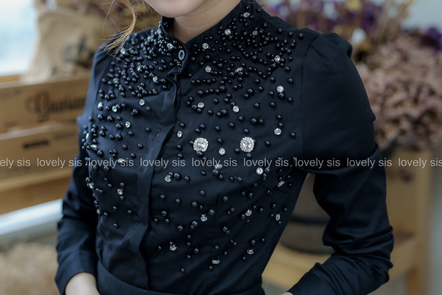 เสื้อเชิ้ตคอปีน แขนยาว กระดุมเรียงแต่งสาบซ่อน เพิ่มความหรูด้วยเพชรและมุกสีเดียวกับสีเสื้อ ผ้าเชิ้ตเนื้อดี ยืดหยุ่น ใส่สวย แมทช์กับกระโปรงหรือขายาวดูดีสุภาพนะคะ