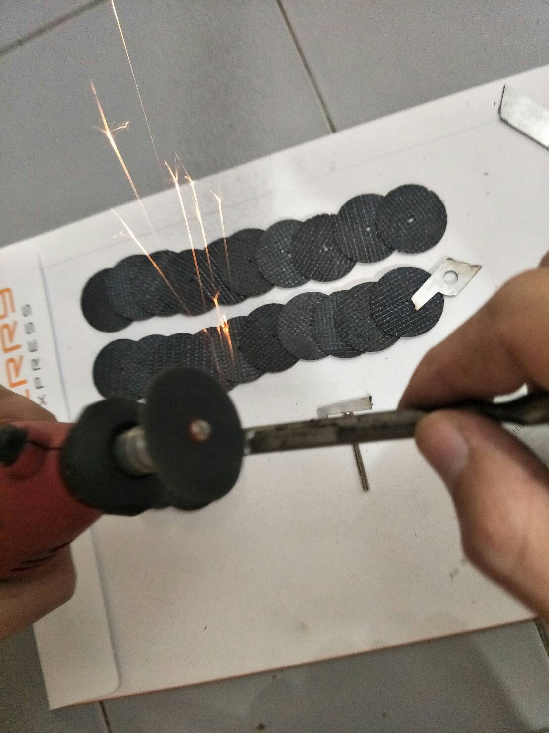 DG15 ชุดใบไฟเบอร์ 2 ชั้น คณภาพสูง ตัดเหล็ก สเตนเลส แกน 3 มิล 25 ใบ สำหรับเครื่องเจียร Dremel