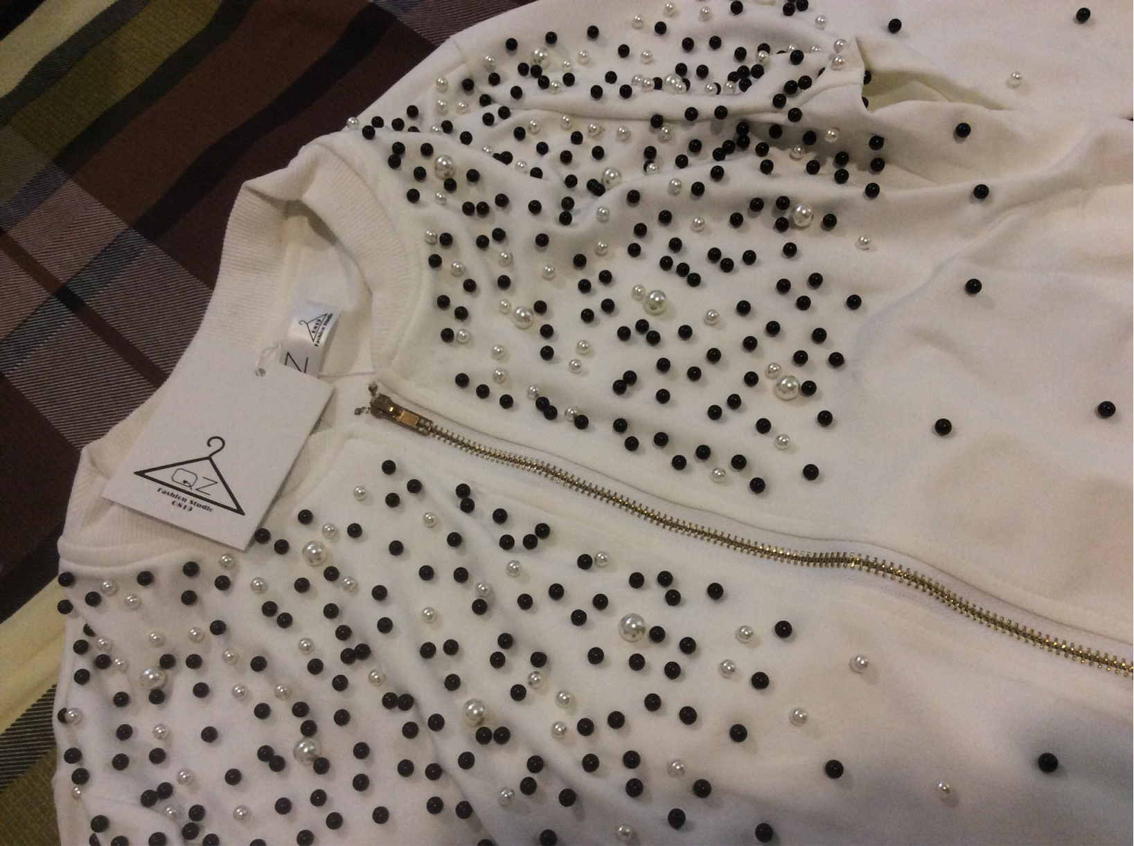 เสื้อคลุมซิบหน้าตกแต่งมุกขาว ดำ ผ้าโฟมบางไม่หนามีน้ำหนักค่ะ มีกระเป๋า 2 ข้าง ใส่ตัวเดียวหรือจะใส่เป็นแจ็คเก็ตคลุมก็ได้ค่ะ