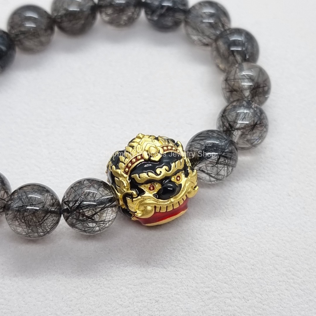 ลูกอมพระราหูนอโม ศรีวิชัย เนื้อสัมฤทธิ์ชุบทอง ลงยาสีดำแดง พลิกหนุนดวงชะตาราศีกลับร้ายกลายเป็นดี เสริมดวงหนุนดวงชะตา เสริมฐานะและเสริมเป็นความมงคลต่างๆในชีวิต และ ป้องกันภยันตราย ร้อยพร้อม แก้วขนเหล็ก หรือ ไหมดำ 10 มม *โปรดใช้วิจารณญาณ*