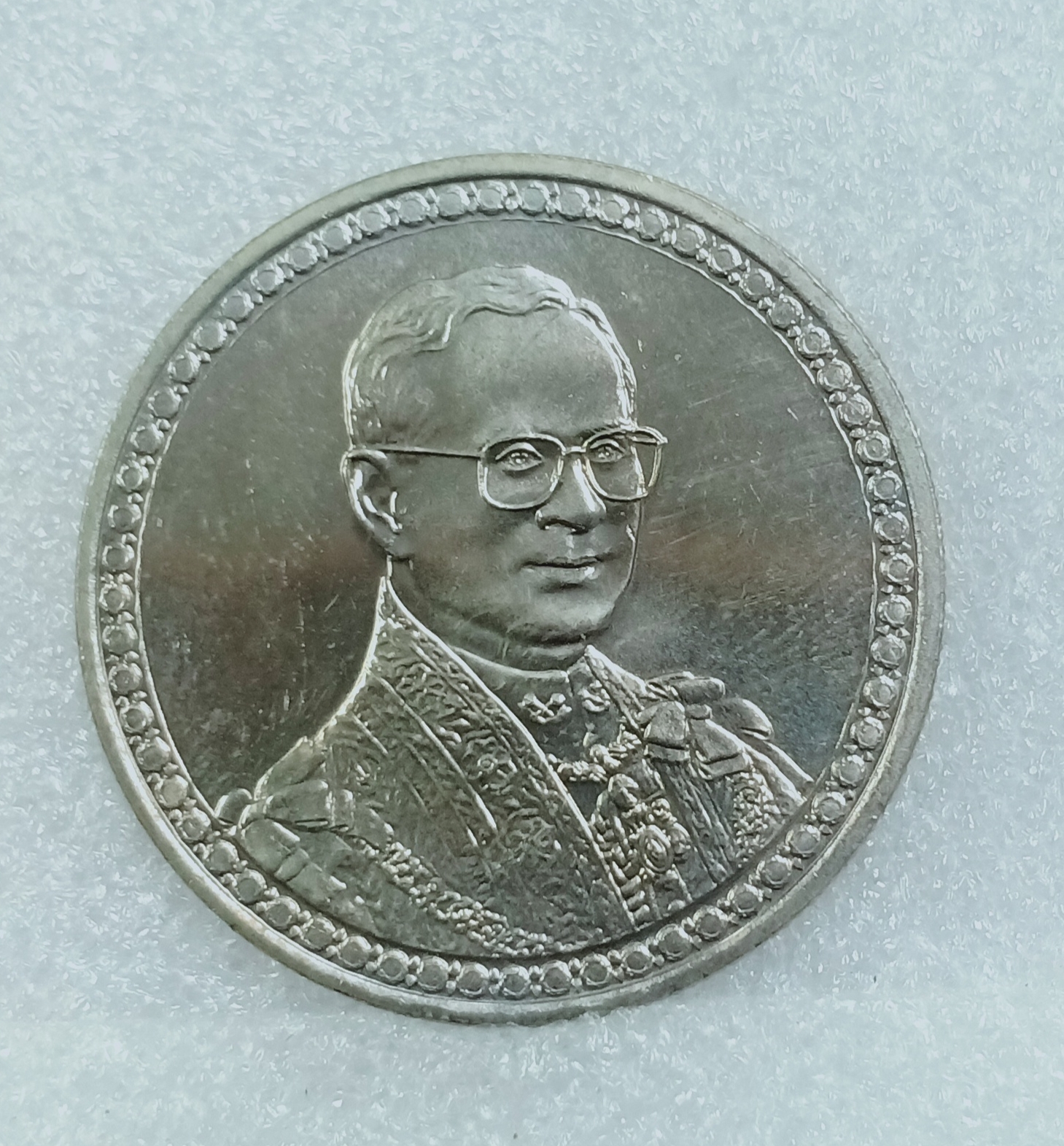 เหรียญ ๒๐ บาทพระราชพิธีฉลองสิริราชสมบัติครบ ๖๐ ปี