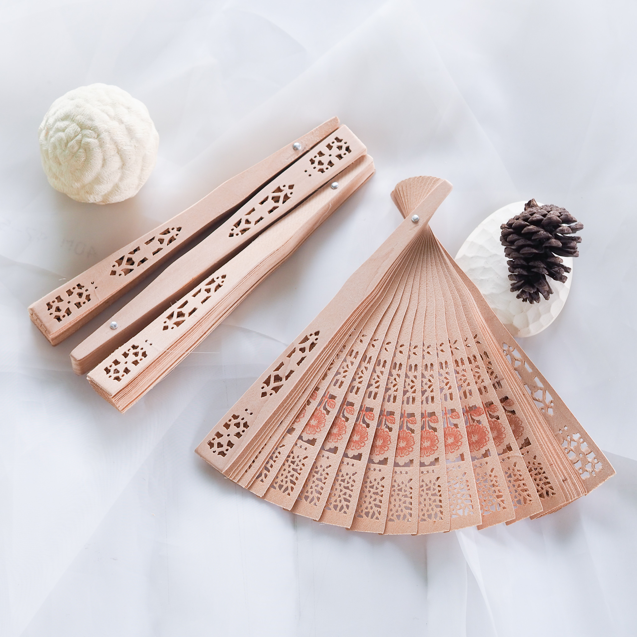 พัดไม้ฉลุราย (100ชิ้น)