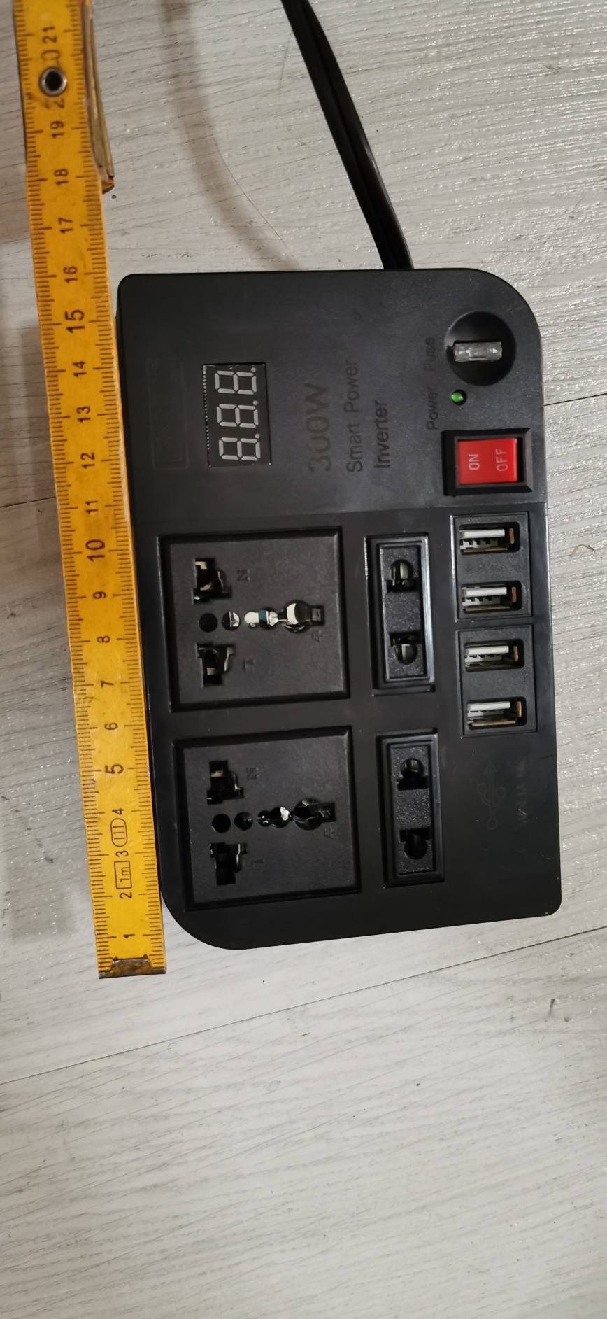 ADE15 ตัวแปลงไฟรถ 12V เป็นไฟบ้าน 220V รุ่นมีช่อง USB สำหรับเครื่องใช้ไฟฟ้าไม่เกิน 300 วัตต์