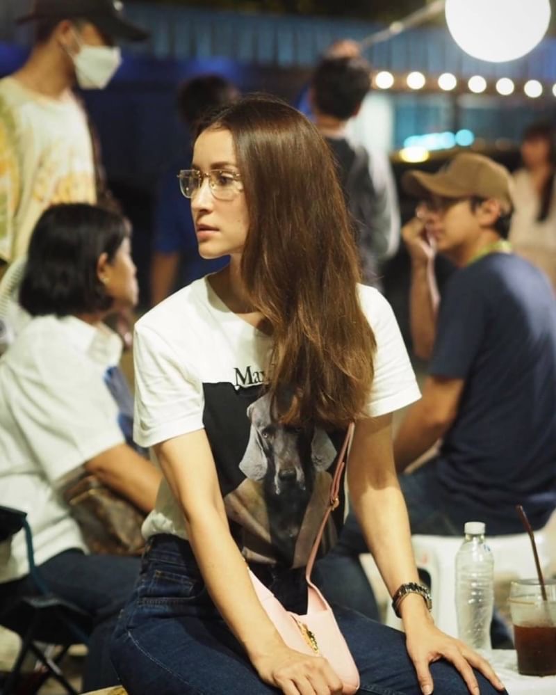 เสื้อยืดสไตล์ MaxMara ลายสุนัข แบบคุณมิว คุณแอน ใส่