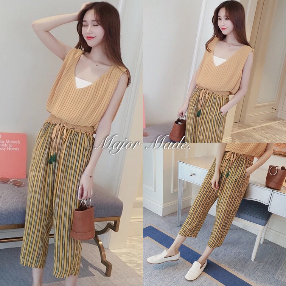 Korea set เสื้อแขนกุดอัดพลีทเอวจั้ม คอวี มาพร้อมกางเกงลายทางผูกเอว เนื้อผ้าชีฟอง มี ซับในค่า มีกระเป๋า2ข้าง ชุดนี้ ได้ลุคสาวหวานน่ารัก สไตล์เกาหลีสุดๆ ชุดเดียวจบค่ะ