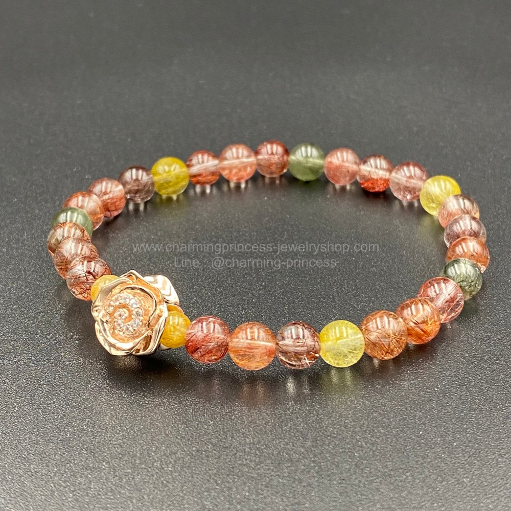 Rutillated Quartz (Multi Color) ไหมรวมสี 7 มม AAA+ ราชามหาโชค เด่นเรื่องความมั่งคั่งและร่ำรวย หินเรียกทรัพย์รับโชค พร้อมชาร์มเงินแท้ชุบพิงค์โกลว์ดอกกุหลาบประดับ White Topaz