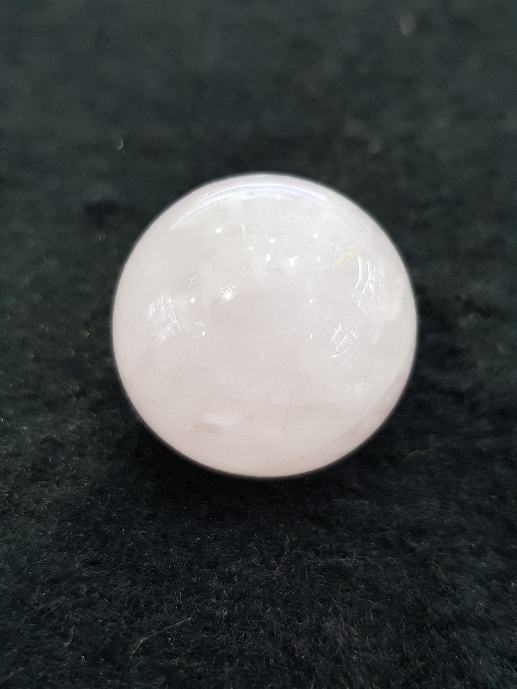 หินโรสควอทซ์ Rose Quartz ผู้ครอบครองมักจะได้รับความเมตตาและช่วยเหลือจากคนรอบข้าง โดยเฉพาะผู้ใหญ่ ที่สำคัญทำให้ความรักของคู่ครองคงอยู่ยาวนาน เหมาะกับคู่รักเป็นที่สุด