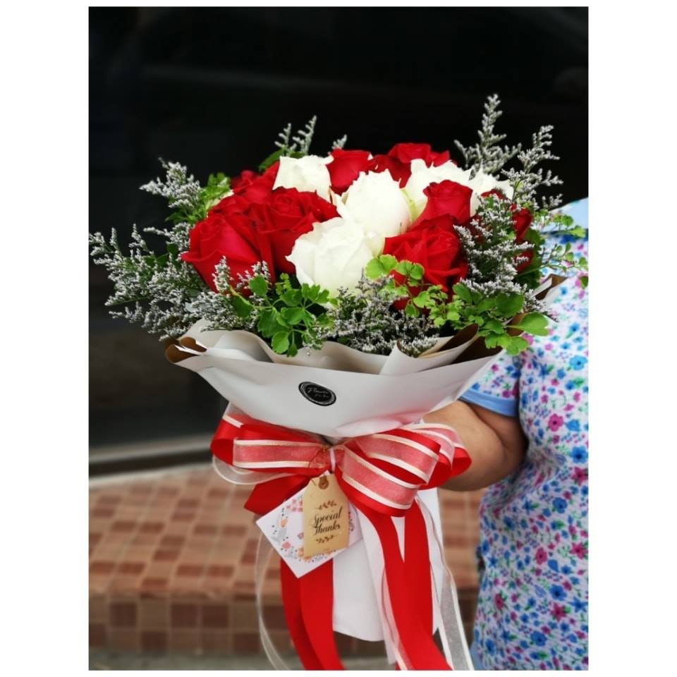ช่อกุหลาบสีเขาวแดง แซมดอกแคสเปีย มอบให้แฟนในวันวาเลนไทน์