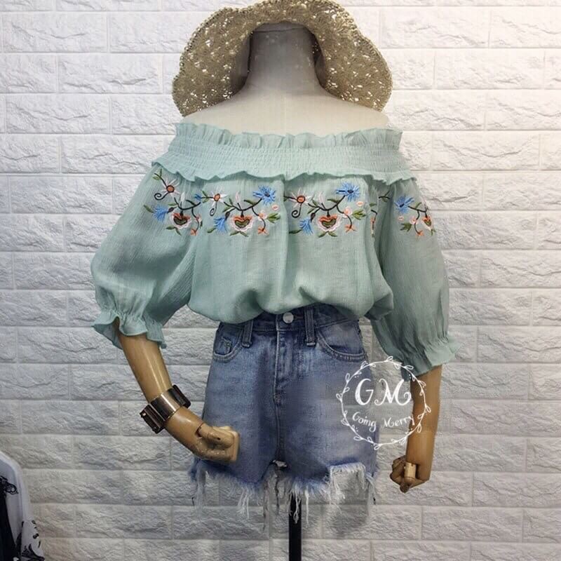 เสื้อปาดไหล่ คอระบาย ยางยืด งานปักแน่นๆ งานสไตล์เกาหลี ผ้าไหมญี่ปุ่นเนื้อดี ปลายแขนระบาย ทรงสวย งานน่ารักมากๆค่ะ