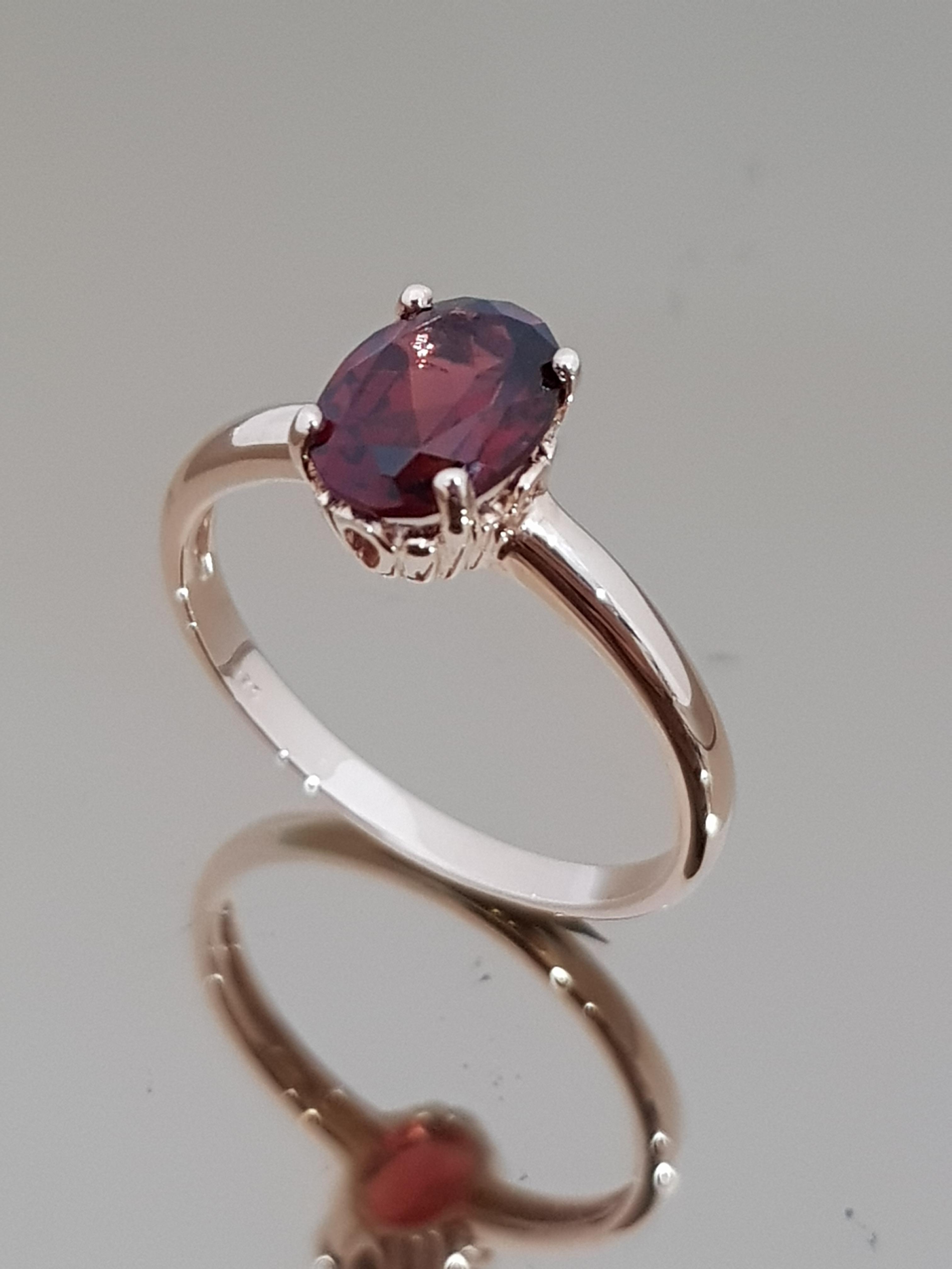 แหวนเงินแท้ชุบพิงค์โกลว์ ประดับ พลอยโกเมน การ์เน็ต สีแดง 925 & 14K Rose Gold Plated Garnet Oval 8x6 mm Sterling SIlver Ring
