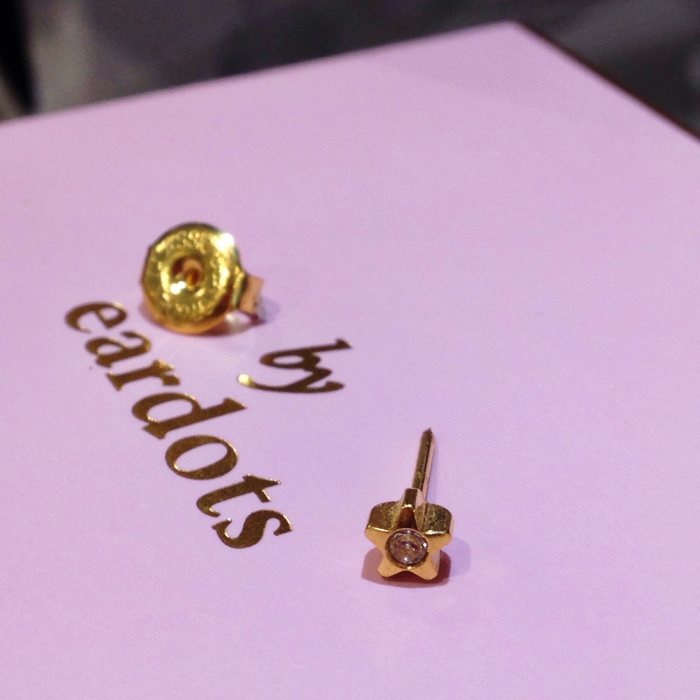 (ส่งฟรี แถมฟรีแป้นหมุดตัน)ต่างหูสำหรับผิวแพ้ง่าย Starlite APR Crystal 4mm ก้านสีทอง สแตนเลสเกรดการแพทย์ ปลอดภัย 100%_STD005