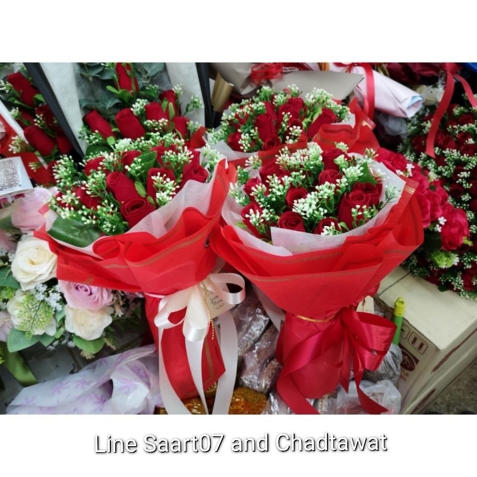 ช่อดอกกุหลาบแห้ง ห่อด้วยกระดาษสีแดง