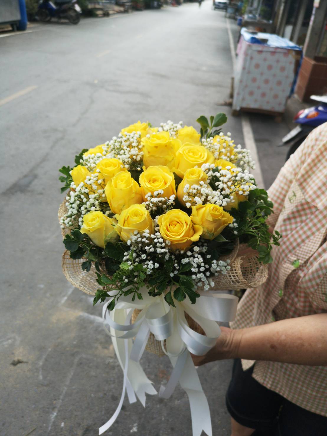 ช่อกุหลาบสีเหลือง 19 ดอก ห่อด้วยตะข่ายสีน้ำตาล