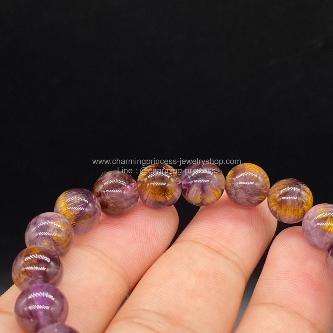 Cacoxenite in Amethsyt AAA คาค็อกซิไนท์ในอเมทิสต์ 9.5 มม ภายในมีแร่สีทองระยิบระยับเสริมอำนาจบารมีความมั่งคั่งร่ำรวย สวยน่าใส่มากๆค่ะ