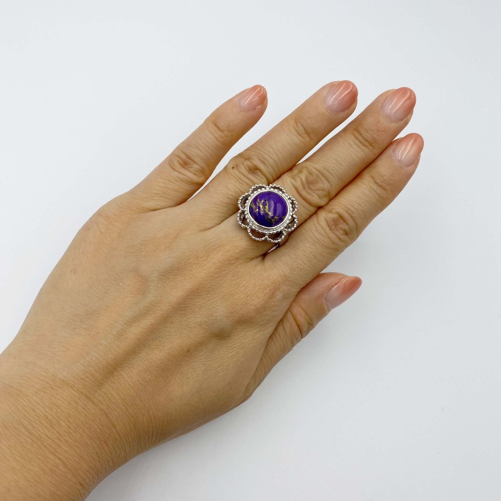 แหวนเทอร์ควอยซ์สีม่วง แหวนหินนําโชค เงินแท้ 925 พลอยขนาด กลม 12 มม แหวนดีไซส์ เป็นกลีบดอกไม้ เตยดีไซส์ กลีบและเกสร ดีหวานๆ ใส่แล้วเต็มนิ้ว ชุบโรเดียม 925 Purple Turquoise Flora Design Ring