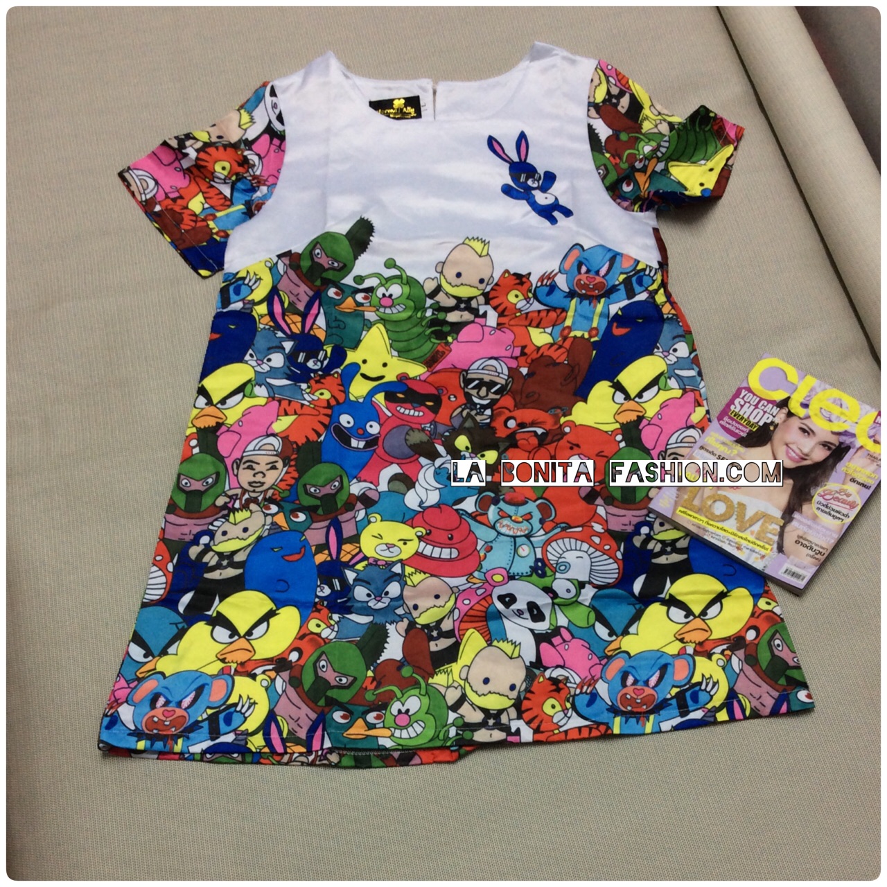 เดรสน่ารักๆ จร้า ผ้าสวยมากค่ะ เป็นผ้าเนื้อไม่บางค่ะอยู่ทรงสวย ตัวผ้ามีความลื่นๆ ค่ะ