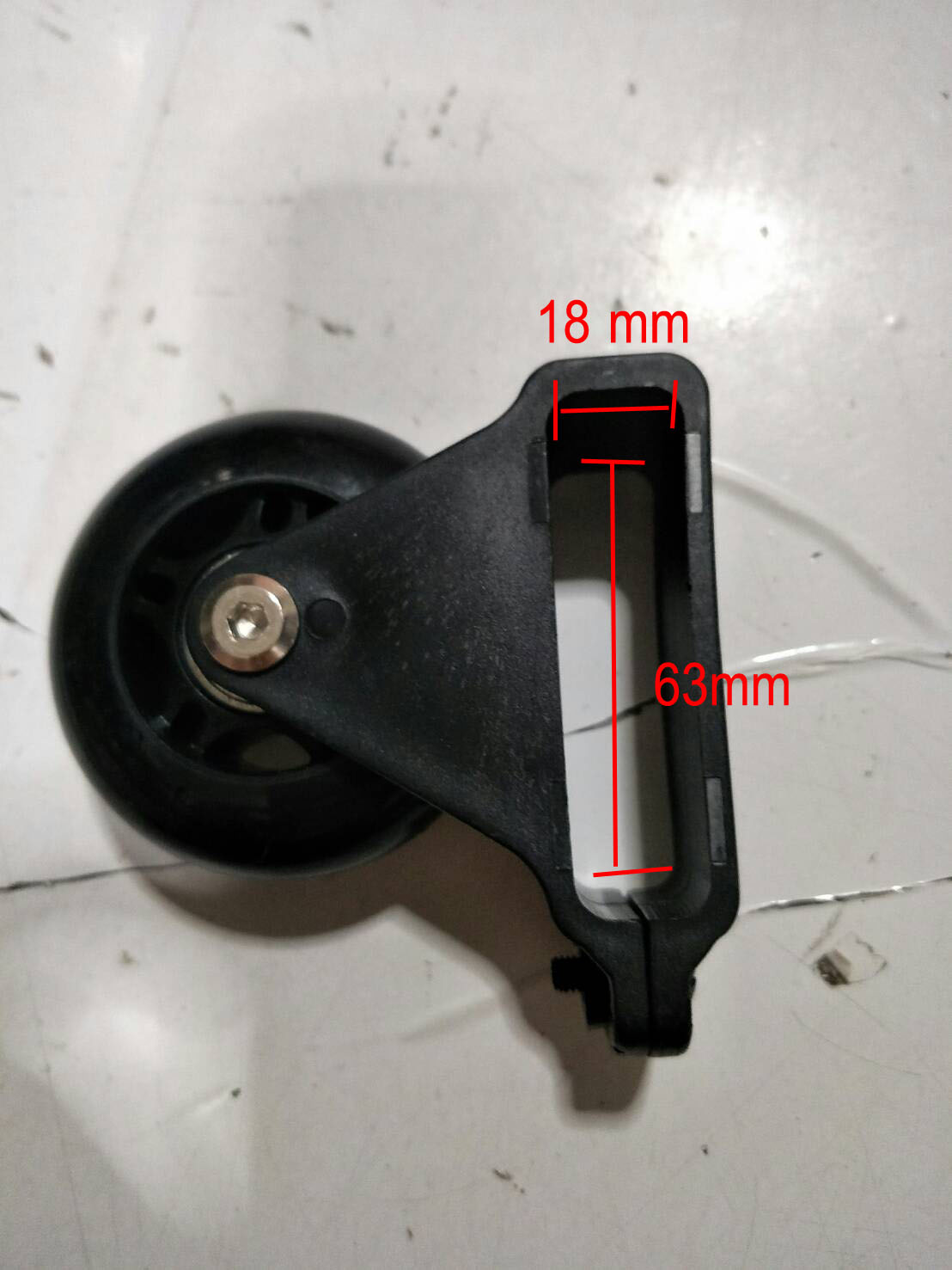 AC10 ล้อยางติดฐานบันไดพับ ขนาด 18x63 mm สำหรับลากบันได้พับ ไม่ต้องยก