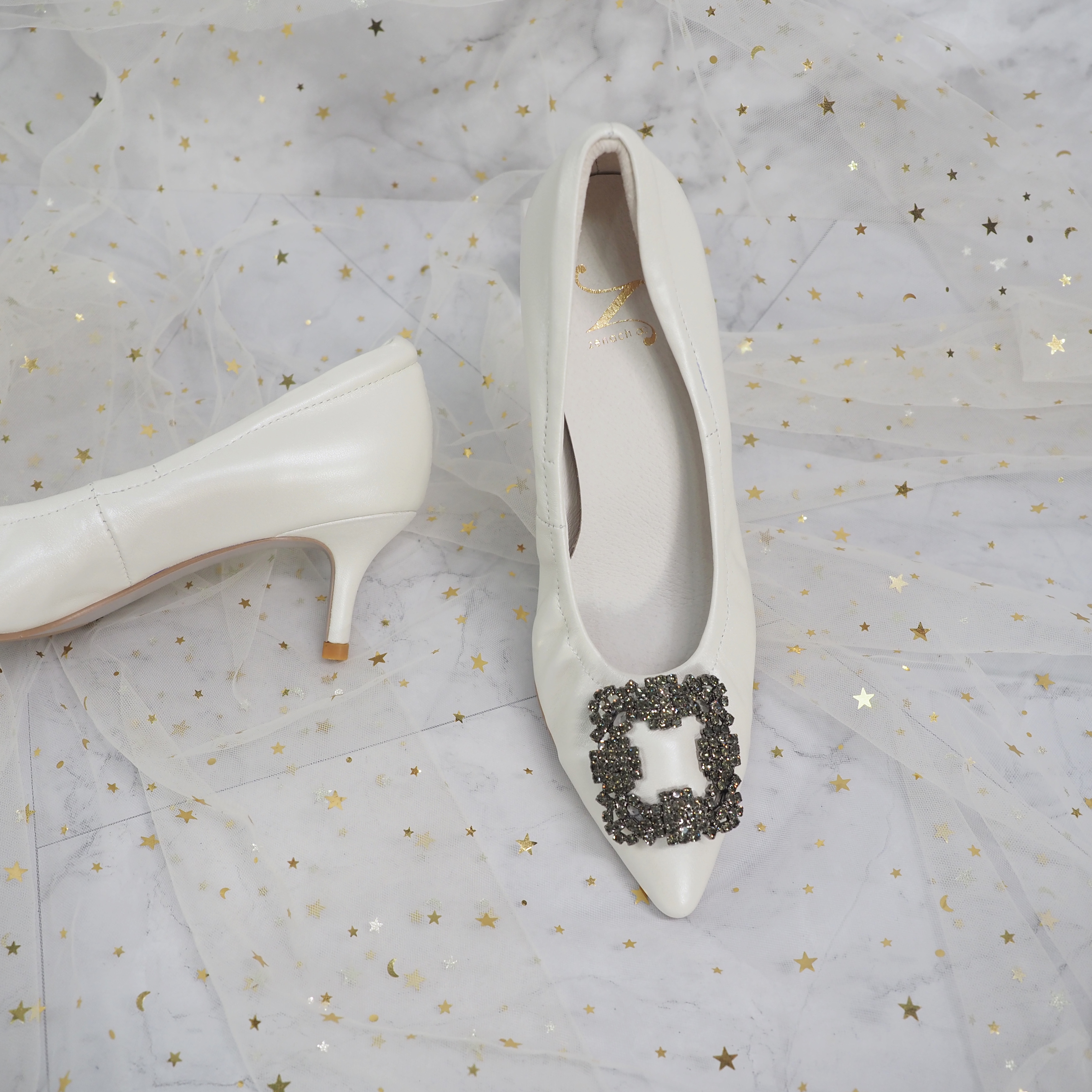 ทรงปกติ รองเท้าส้นสูง 2 นิ้ว หัวแหลม รองเท้าแกะแท้ รุ่น Viola2 สี Pearl White