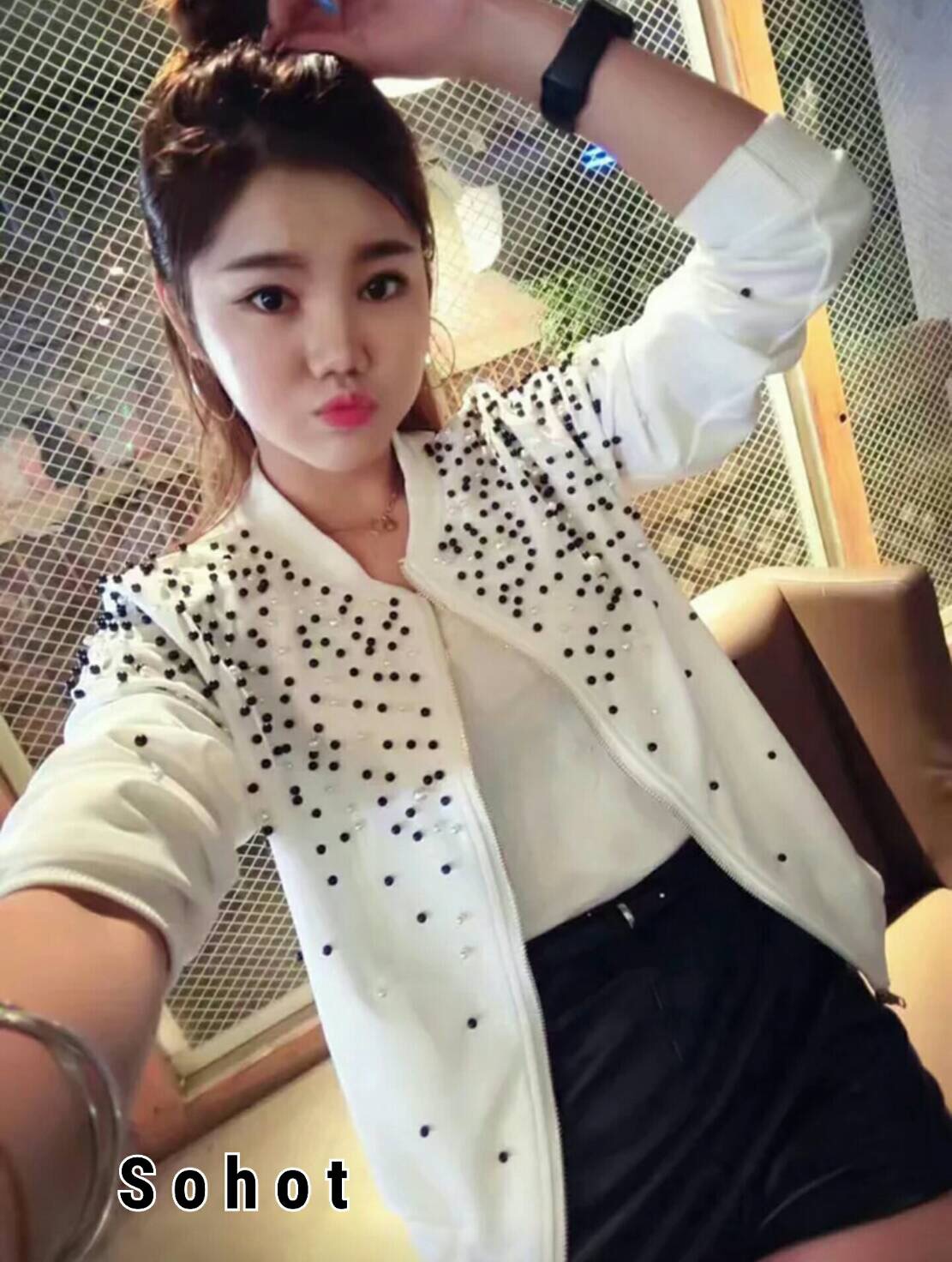 เสื้อคลุมซิบหน้าตกแต่งมุกขาว ดำ ผ้าโฟมบางไม่หนามีน้ำหนักค่ะ มีกระเป๋า 2 ข้าง ใส่ตัวเดียวหรือจะใส่เป็นแจ็คเก็ตคลุมก็ได้ค่ะ