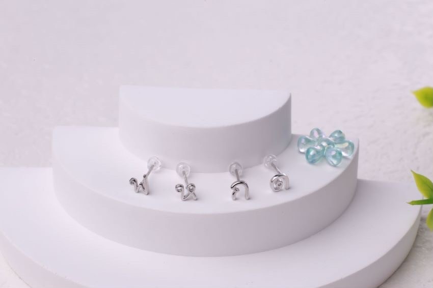 ต่างหูสำหรับผิวแพ้ง่าย เงินแท้ 92.5% ตัวอักษรภาษาอังกฤษ ก-ฮ เลือกผสมได้เลยค่ะ (ราคาต่อข้าง)_ES002