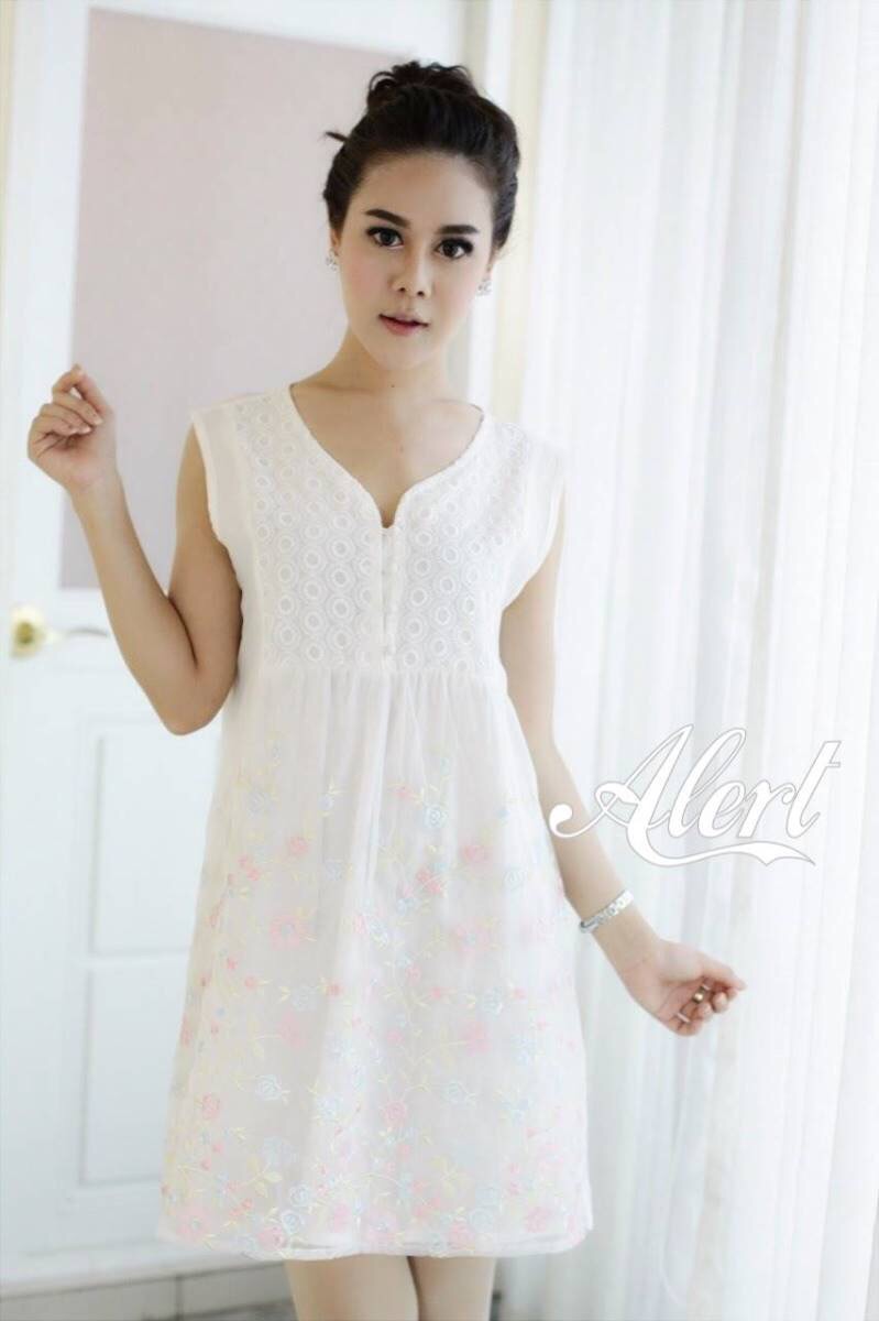 เดรสผ้าป่าน ปักลายดอกไม้สีหวานบนผ้าแก้วฟรุ้งฟริ้งน่ารักมากค่ะ