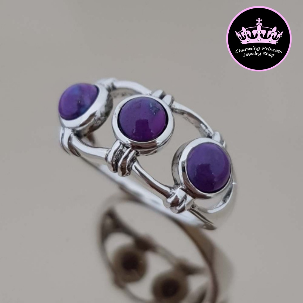 แหวนเทอร์ควอยซ์สีม่วง แหวนหินนําโชค เงินแท้ 925 พลอยสีม่วง ทรงกลม 5 มม / 3 เม็ด Purple Turquoise Band Rope Design Three Stone Sterling Silver Ring