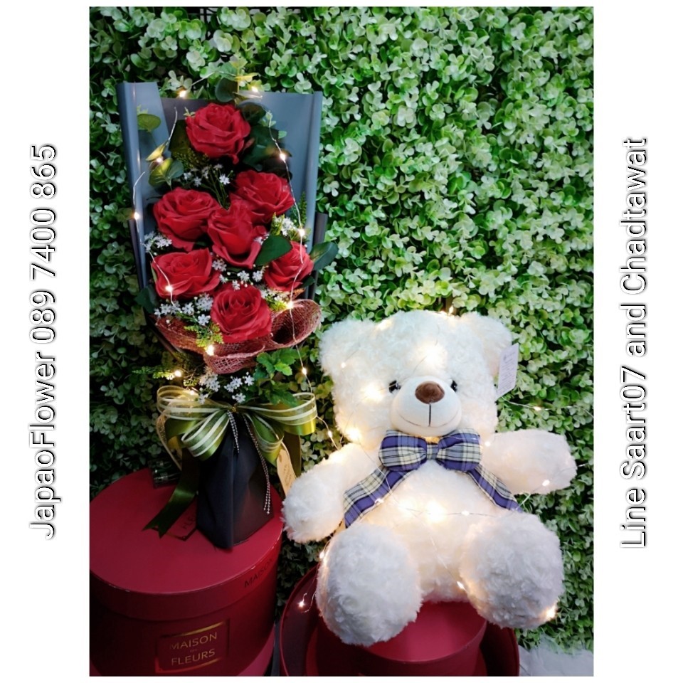 ช่อดอกกุหลาบแดง ทรงสูง พร้อมตุ๊กตาหมี