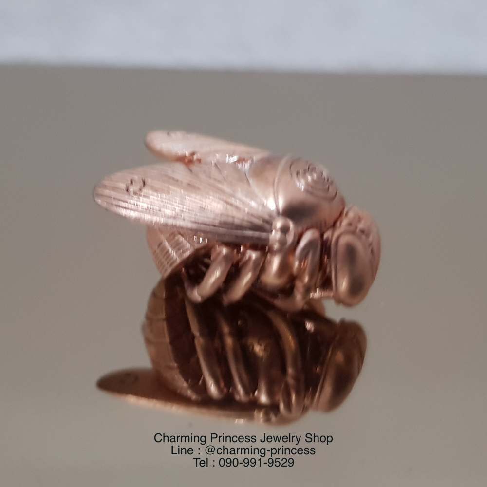 พญาภู่คำ ต่อเงินต่อทอง เนื้อทองแดง เครื่องรางของขลังทำพิธีปลุกเสกแล้วคะ พญาแมลงภู่คำนี้ นับเป็นเอกทางโชคลาภ เมตตา ส่งเสริมดวงชะตาให้มั่งคั่ง ทั้งทรัพย์สิน ยศศักดิ์ เป็นที่รักใคร่เอ็นดูของผู้คนทั้งหลาย อีกทั้งยังป้องกันคุณไสยมนต์ดำ